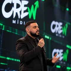 Igor Nemir, fundador da Crew Mídia, falando em um palco